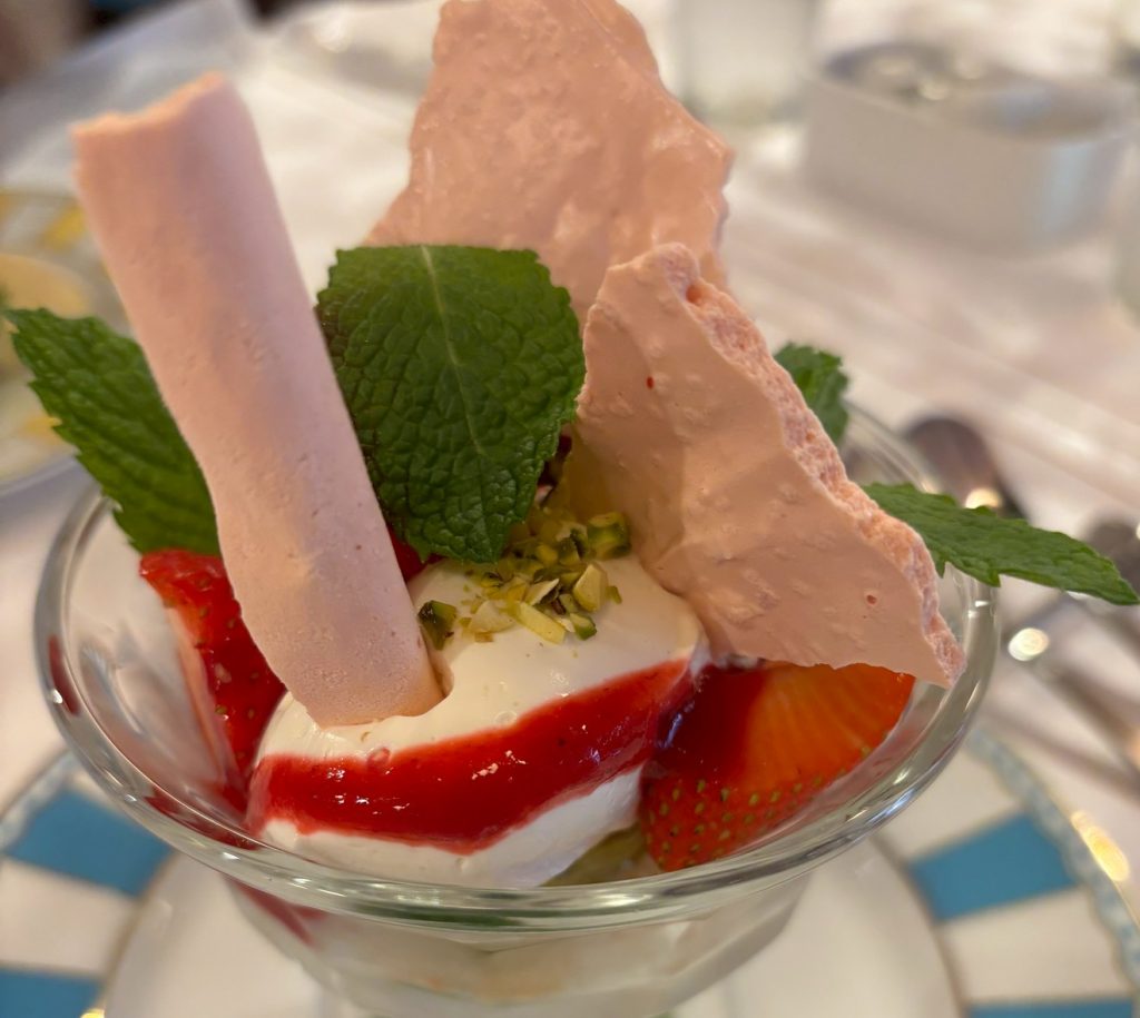 限定スイーツ🍓ピスタチオのムースといちごの小さなパフェ