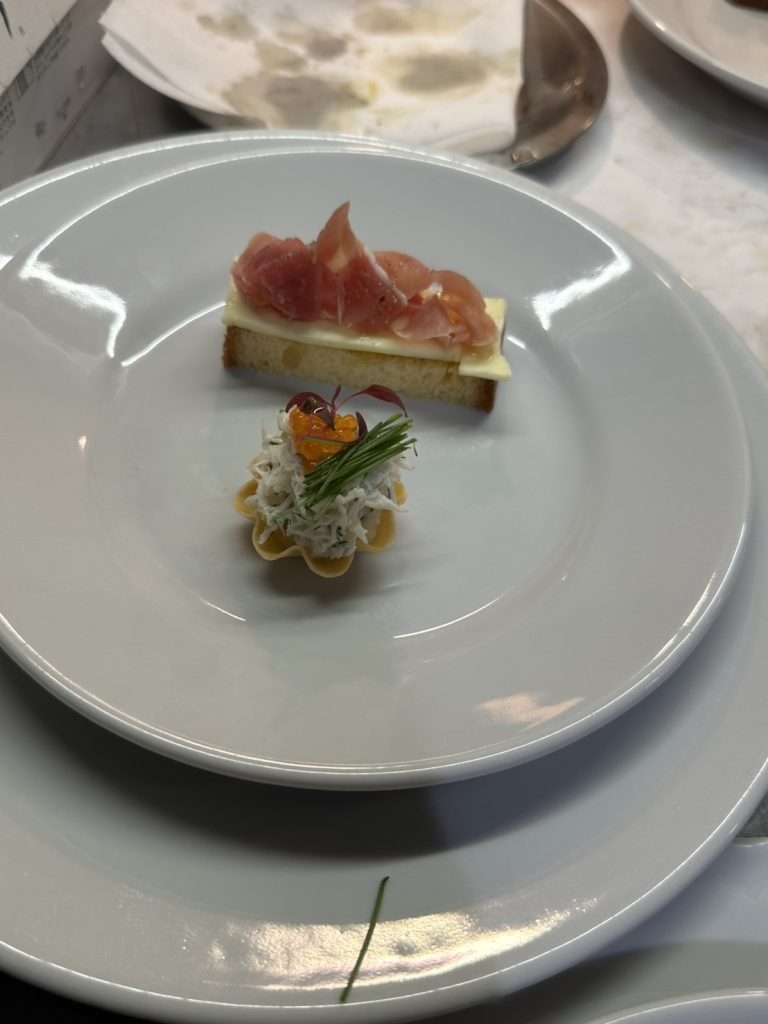 ズワイガニのタルト　生ハムブリオッシュ